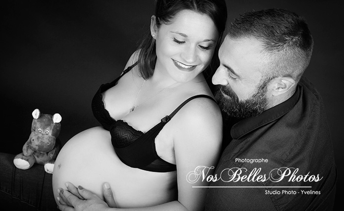 Photographe studio femme enceinte Yvelines, séance photo studio couple femme enceinte Yvelines 78