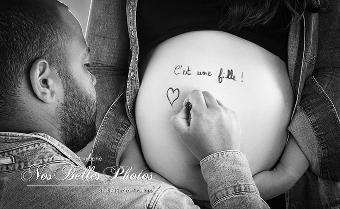 Shooting photo de grossesse à Vaux-sur-Seine, séance photo studio femme enceinte Vaux-sur-Seine pas cher